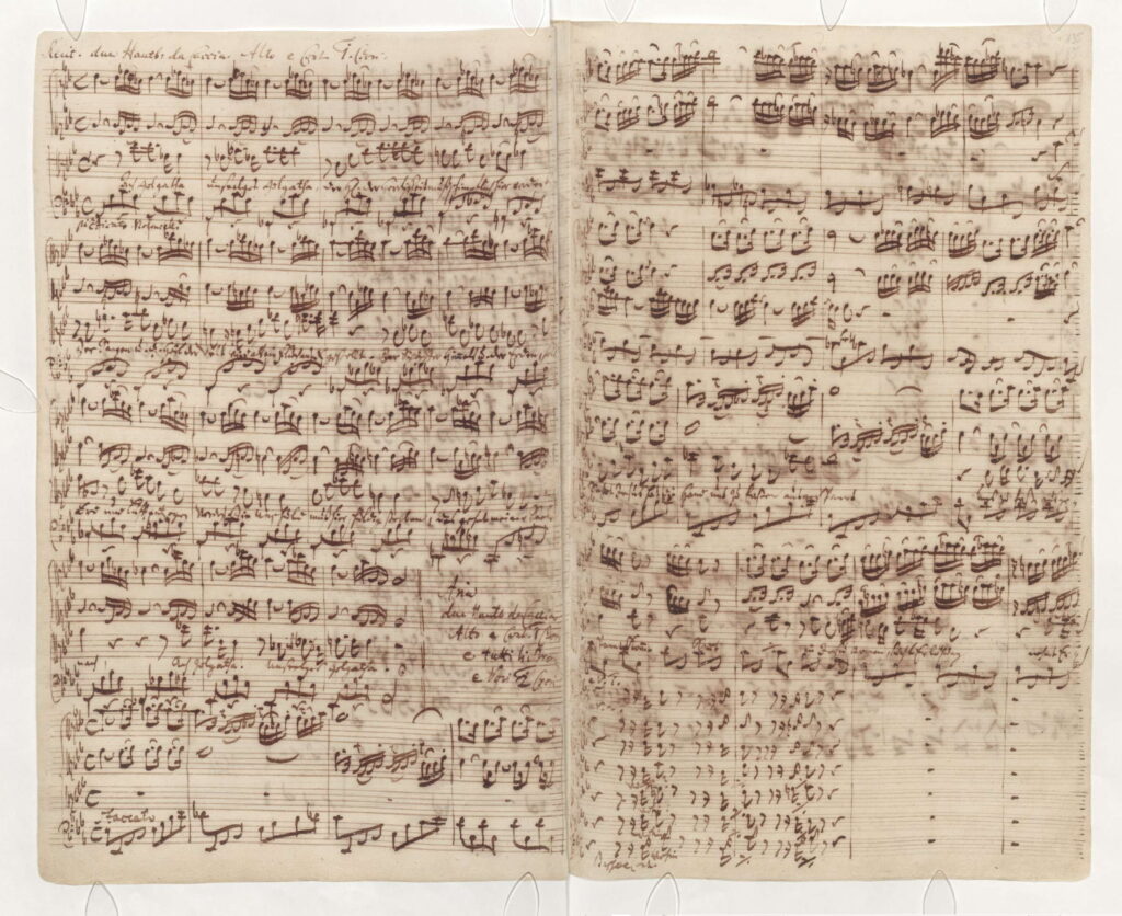  Twee pagina's uit de 'nette kopie' in Bach's eigen handschrift (1736) - klik om te vergroten.